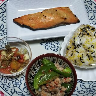 鮭の西京味噌焼きとピーマン肉炒めとおにぎりの朝食☆
